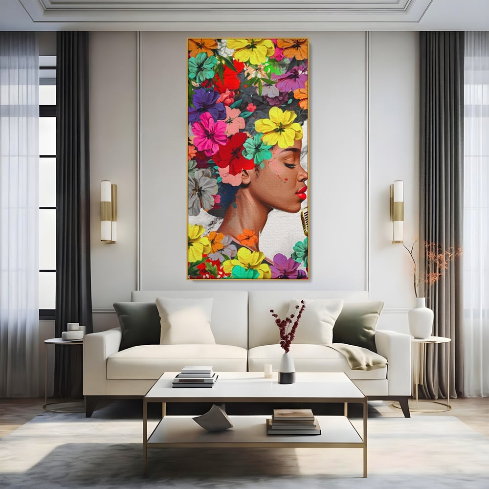 Tablou canvas cu tablou canvas cu fata si flori, in rama de aluminiu auriu, pe perete intr-un living